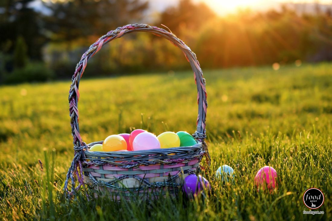 Ouă de Paște vopsite în culori vii