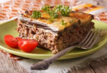 Musaca grecească de vinete cu carne și sos bechamel