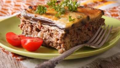 Musaca grecească de vinete cu carne și sos bechamel
