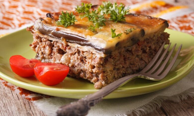 Musaca grecească de vinete cu carne și sos bechamel