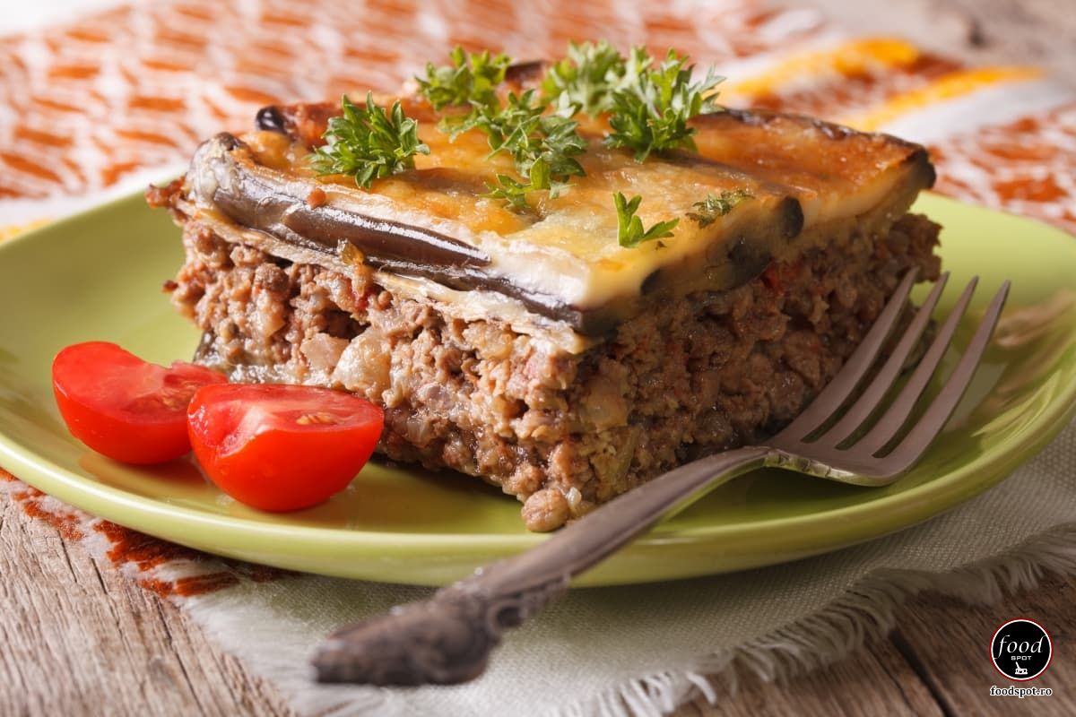 Musaca grecească de vinete cu carne și sos bechamel