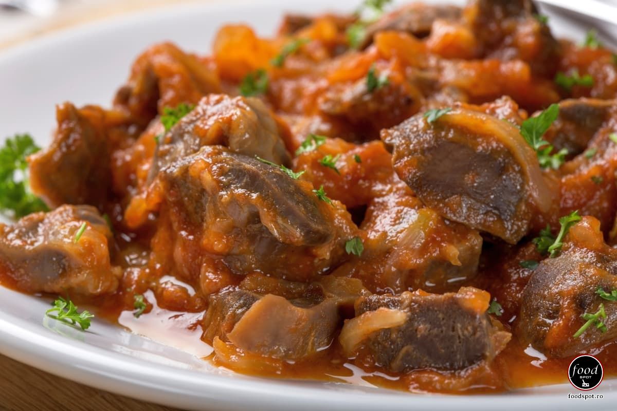 O tocăniță bună din inimi și pipote de pui.