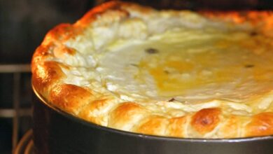 Pască tradițională bună cu brânză de vaci și stafide