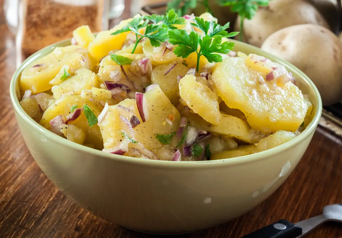 Salată de cartofi cinstită, ca la Viena.
