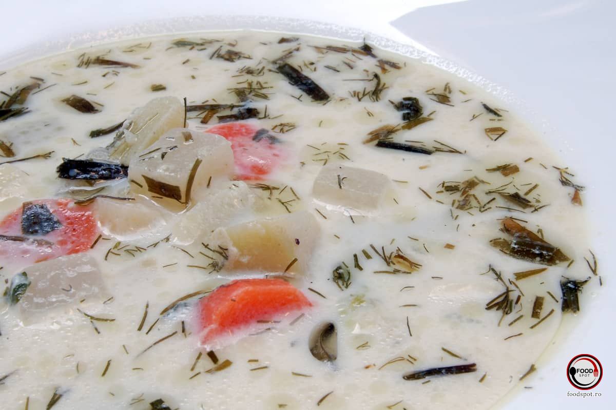 Ciorbă bună de cartofi cu afumătură și tarhon.