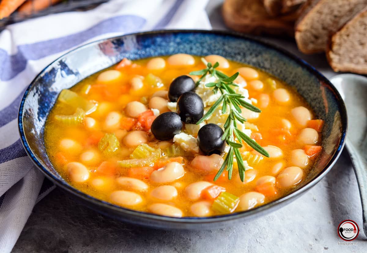Fasolada, excelenta ciorbă grecească de fasole.