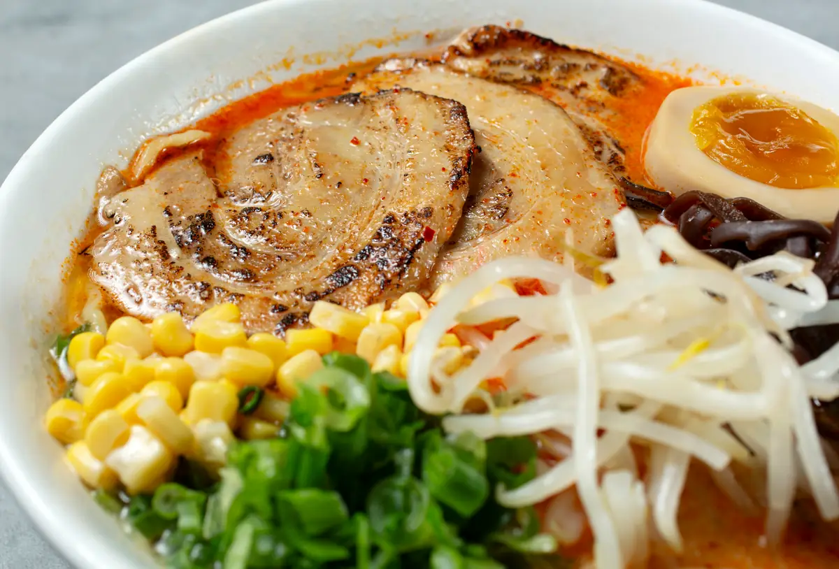 Un bol cu cel ami bun tonkotsu ramen