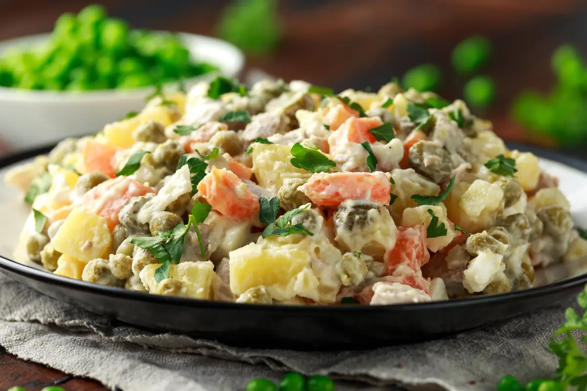 O salată Olivier / rusească / a la russe grosieră, extraordinar de gustoasă