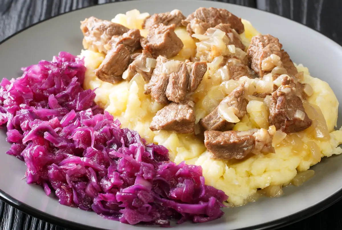 Un hachee bun și autentic, cu sos de ceapă caramelizată, piure de cartofi și varză roșie călită