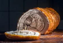 Porchetta coaptă la cuptor cu crustă crocantă