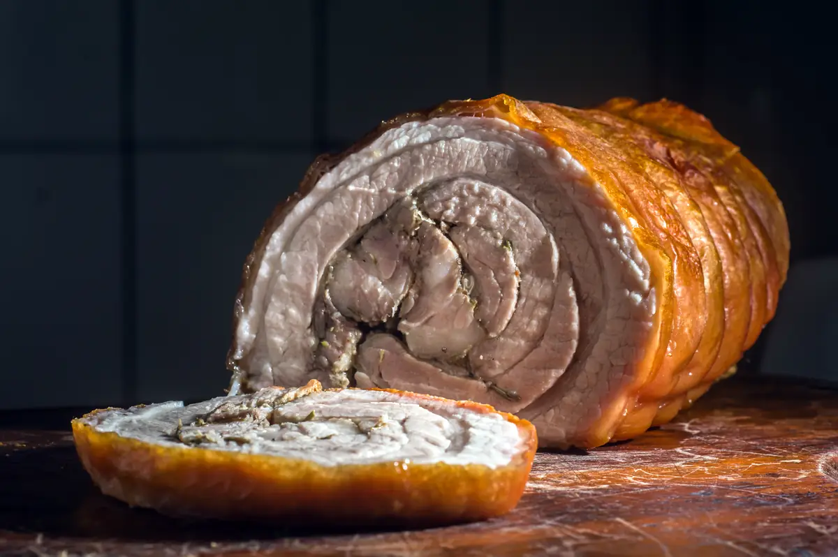 Porchetta coaptă la cuptor cu crustă crocantă