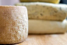 Brânzeturi maturate românești ce vor fi pregătite pentru degustare.