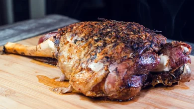 Pulpă de miel la cuptor cu sos de vin, usturoi verde și cimbru