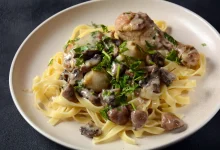 Fricassée de pui cu paste.