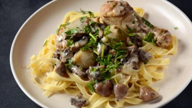 Fricassée de pui cu paste.