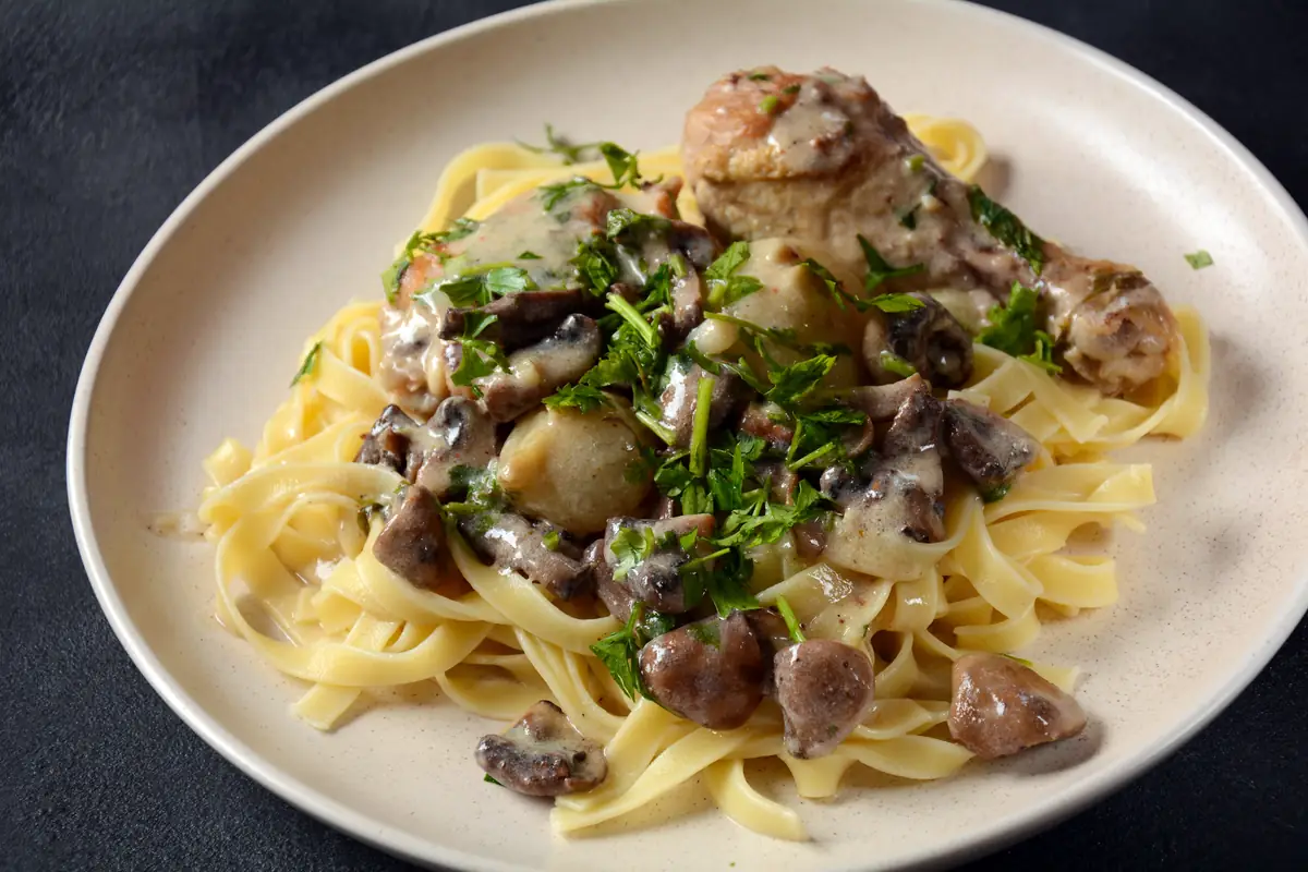 Fricassée de pui cu paste.