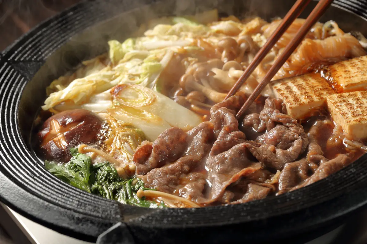 Sukiyaki tradițional japonez.