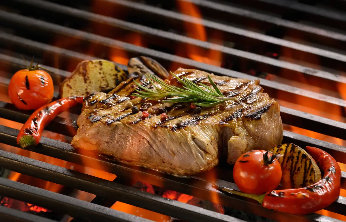 Carne de porc și legume la grătar